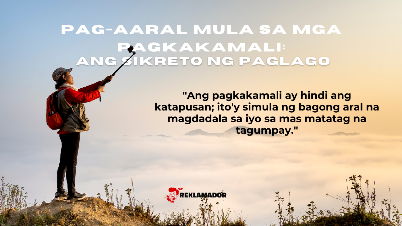 Isang tao na nakasuot ng hiking gear at nakatayo sa tuktok ng bundok, nagtuturo patungo sa kalangitan habang napapalibutan ng ulap. Nakasulat sa itaas na bahagi ng larawan ang "Pag-aaral Mula sa Mga Pagkakamali: Ang Sikreto ng Paglago" at isang quote tungkol sa mga aral mula sa pagkakamali.